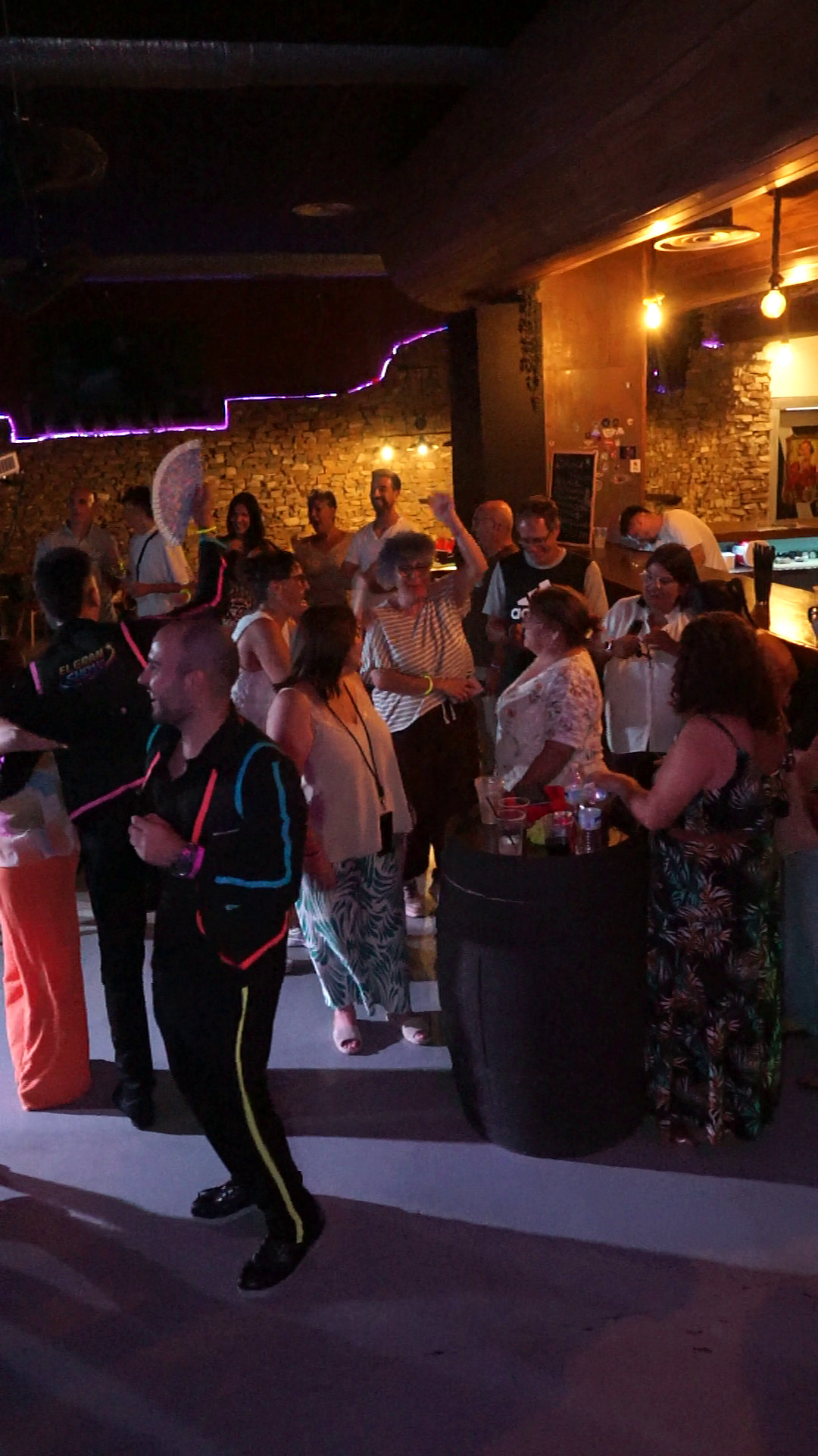 Vista del público disfrutando de la fiesta con el presentador entre las mesas