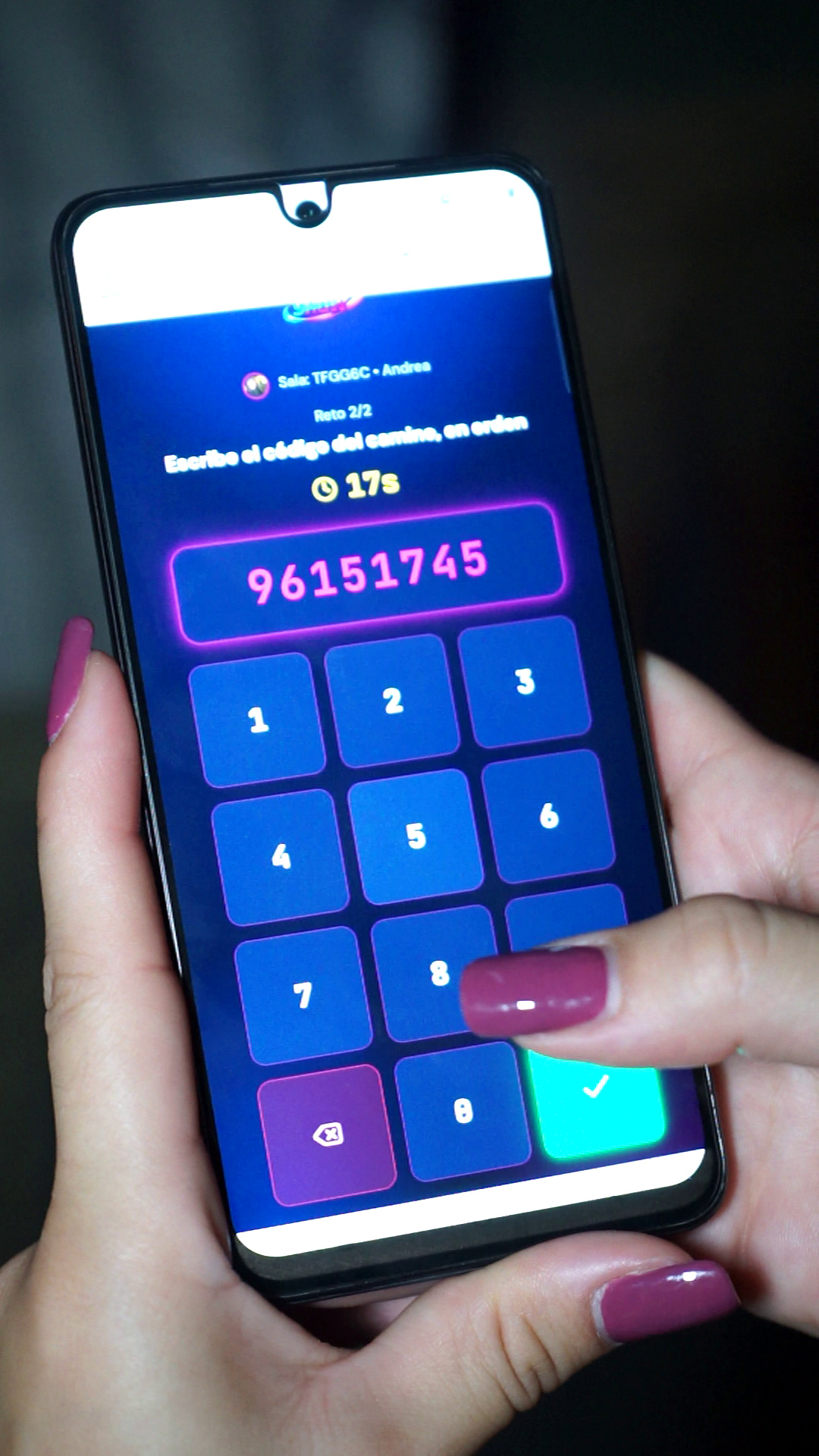 Una participante introduce un código en el móvil durante El Gran Reto